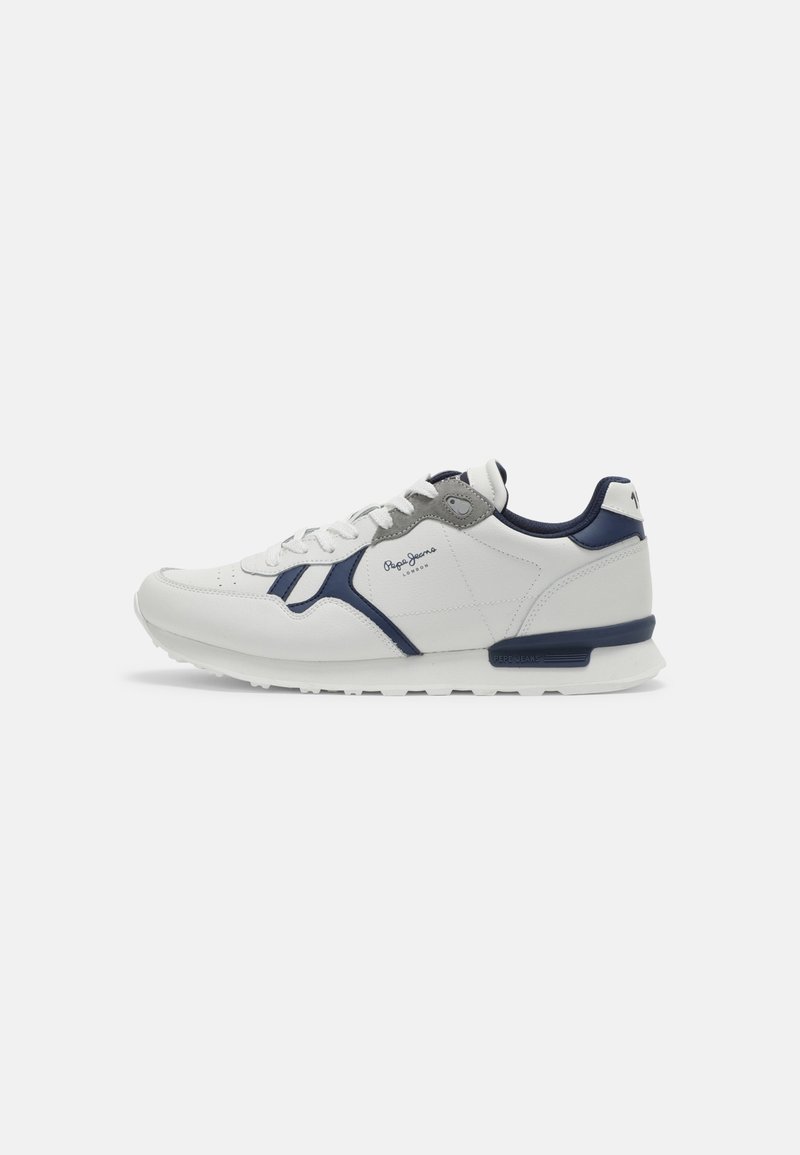 Baskets en cuir blanc avec des accents bleu marine et gris, design à lacets, et logo "Pepe Jeans London" sur le côté et l'onglet du talon.