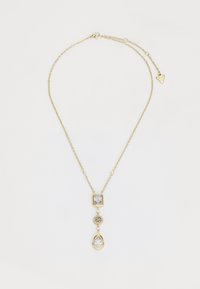 Collana d'oro con una fine catena, caratterizzata da tre elementi pendenti: una pietra rettangolare, un dettaglio rotondo ornato e una pietra a goccia.