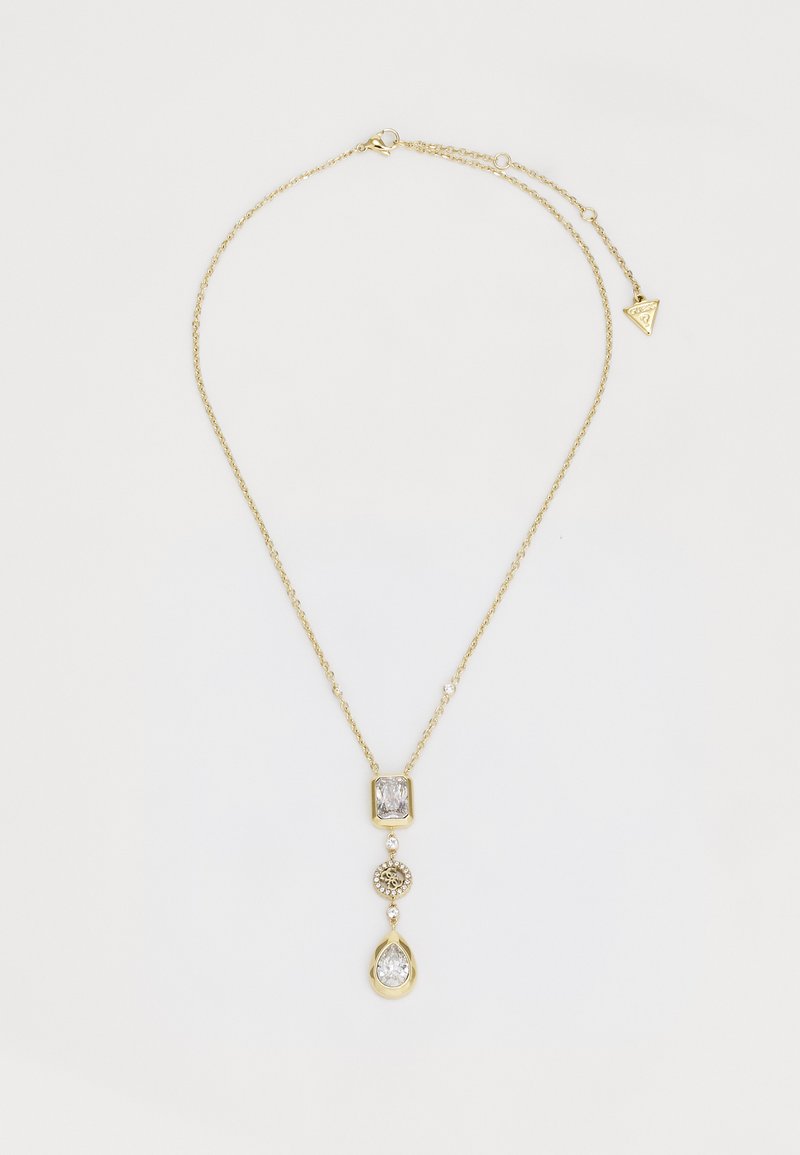 Collana d'oro con una fine catena, caratterizzata da tre elementi pendenti: una pietra rettangolare, un dettaglio rotondo ornato e una pietra a goccia.