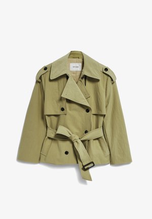 Gaiši haki krāsas saīsināts trenčmētelis ar platu apkakli, plecu epoletem, divrindu melnām pogām un jostu ar saiti viduklī.