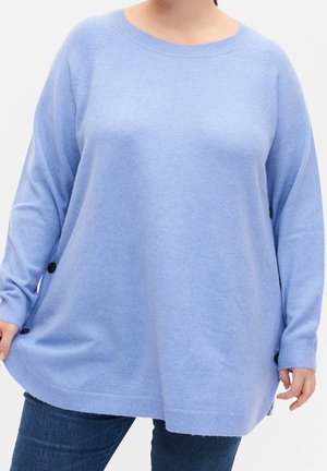 Lichtblauwe trui van zacht materiaal, met een brede halslijn, lange mouwen en decoratieve knopen aan de zijkant. Ontspannen pasvorm.