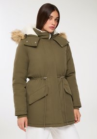Oliwkowa kurtka parka wykonana z poliestru, z kapturem wyło�żonym futrem, regulowanym sznurkiem w talii oraz dwoma przednimi kieszeniami.