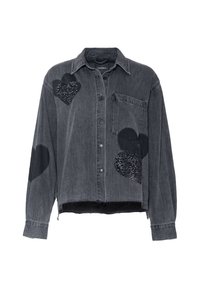 Camicia di denim grigio con vestibilità ampia, maniche lunghe, tasca frontale e decorazioni a forma di cuore realizzate con paillettes nere e tessuto.