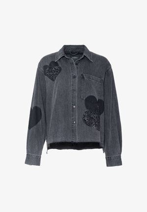 Grijze denim blouse met een boxy fit, lange mouwen, een voorzak en hartvormige zwarte pailletten- en stofversieringen.
