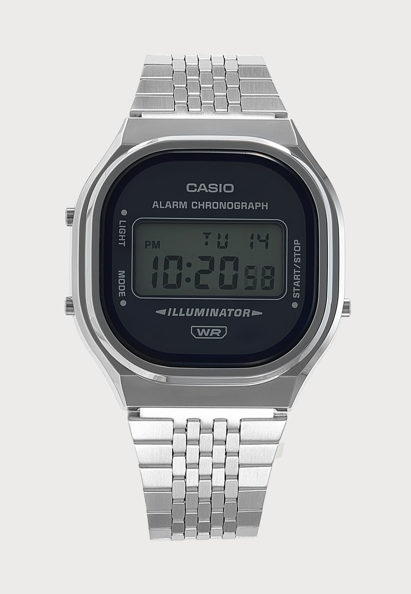 Ψηφιακό ρολόι Casio με ασημί μεταλλικό λουράκι, δείχνει 22:20, ημερομηνία Τρίτη 14, με συναγερμό, χρονογράφο και φωτισμό.
