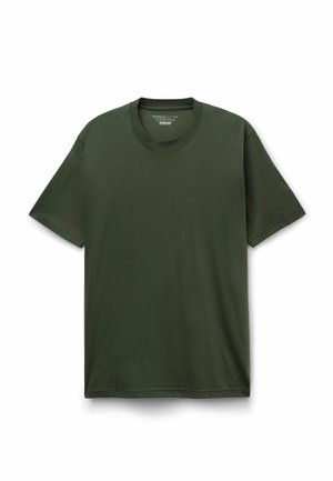 Dunkelgrünes, kurzärmeliges Baumwoll-T-Shirt mit Rundhalsausschnitt, flach auf weißem Hintergrund dargestellt.