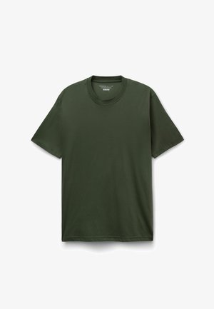 Dunkelgrünes, kurzärmeliges Baumwoll-T-Shirt mit Rundhalsausschnitt, flach auf weißem Hintergrund dargestellt.