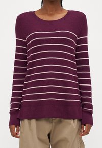 Lila stickad tröja med rosa horisontella ränder, rund halsringning, långa ärmar och ribbad nederkant. Mjuk textur och avslappnad passform.