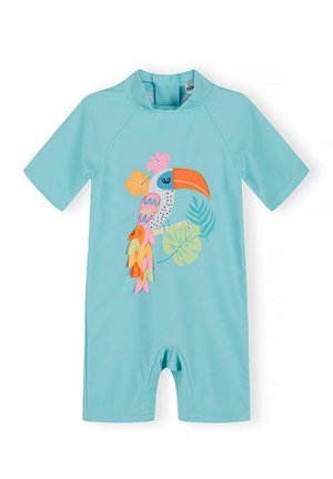 Jasnoniebieski krótki dziecięcy strój kąpielowy z kolorowym tukaniem i tropikalnymi liśćmi na przedzie.