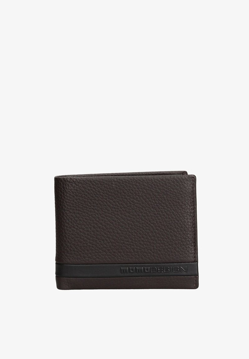 Portefeuille en cuir texturé marron foncé avec bande noire et logo embossé "MOMO DESIGN" sur fond blanc.