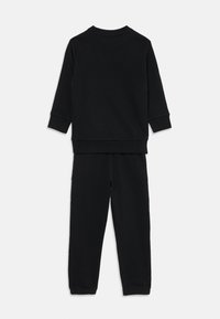 Zwarte katoenen sweatshirt en sweatpants set, lange mouwen, geribde manchetten, zachte textuur, elastische tailleband, geen zichtbare patronen of logo's.