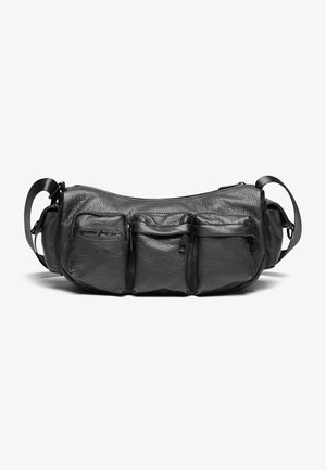 Banane en cuir noir avec trois poches avant zippées et une sangle réglable sur fond blanc.