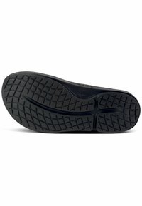 Must musta põhja must nahast jalatsitel tekstuuriga, haardepinna. Sisaldab sirgeid sooni ja tõstetud teemantide mustrit haarde jaoks.