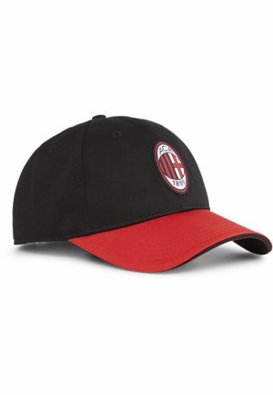 Gorra de béisbol negra con visera roja, que presenta un logo circular del AC Milan en la parte frontal. Hecha de tela con un diseño estructurado.