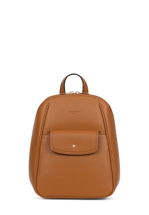 Brązowy plecak z fakturowanej skóry z kieszenią na przodzie na klapę, górnym uchwytem oraz złotym logiem marki „Hexagona Paris” wytłoczonym nad kieszenią.