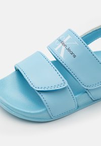 Calvin Klein Jeans NICO UNISEX - Sandaalit nilkkaremmillä - sky blue/white