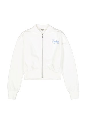 Witte cropped bomberjack met ritssluiting, geribbelde boorden en zoom, met "Daydream" in lichtblauw geborduurd op de borst.