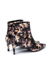 Botas de tobillo con estampado floral en negro con tonos pastel. Material texturizado, punta fina y tacón delgado. Cierre de cremallera en la parte trasera.