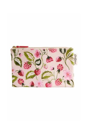 Obdĺžnikové puzdro s ružovým pozadím, zdobené červenými jahodami, ružovými kvetmi, zelenými listami a zlatým zipsom s červeným ťahadlom.