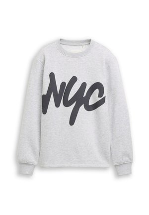 Hellgraues Sweatshirt mit langen Ärmeln und gerippten Bündchen sowie schwarzem fettem "NYC"-Text, der quer über die Brust gedruckt ist.