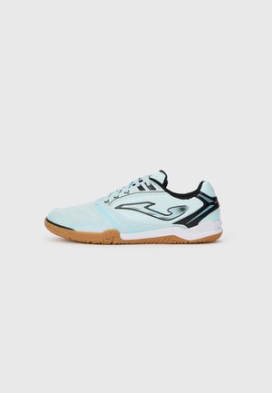 Baskets de sport bleu clair avec une tige en maille texturée, accents noirs et semelle en caoutchouc de type gomme. Comprend des lacets et un col de soutien.
