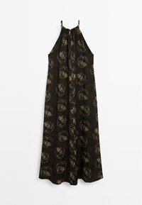 Sort kjole med gyldne, cirkulære mønstre, halterneck-design, indsamlet halsudskæring og flydende stof, der hænger ned til kanten.