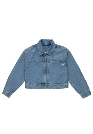 Krótkia kurtka dżinsowa w jasnoniebieskim kolorze, z przednim zamkiem błyskawicznym, szpiczastym kołnierzem, długimi rękawami, kieszenią na piersi oraz detalem z logo na klatce piersiowej.