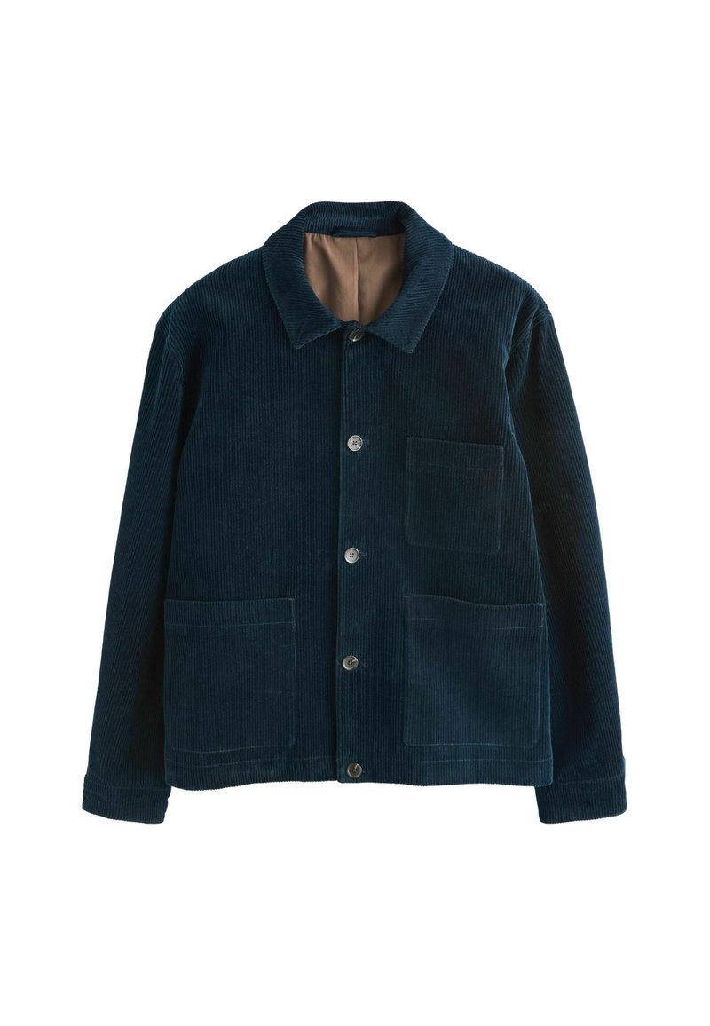 Giacca di velluto a coste blu scuro con collo, chiusura anteriore con bottoni e due grandi tasche a toppa nella parte anteriore inferiore. Texture morbida.