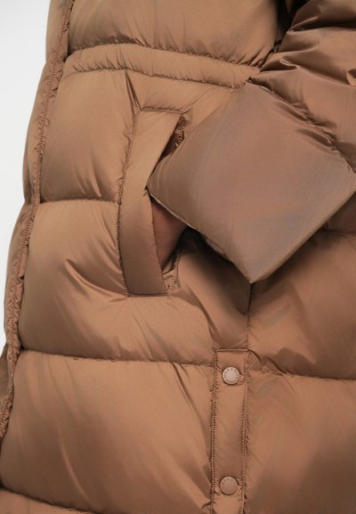 Brun pufferjakke med quiltet design, en sidelomme og knaplukning. Teksturen ser glat ud med en skinnende finish.