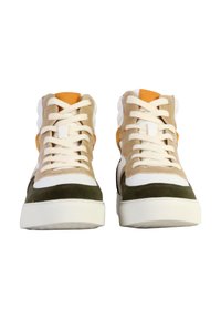Baskets montantes avec des panneaux en suède beige, vert et blanc, dotées de lacets blancs et d'une semelle en caoutchouc texturée. Accent orange notable à l'arrière.