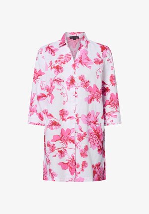 Witte blouse met een bloemenpatroon in tinten roze, korte mouwen, kraagontwerp en knoopsluiting aan de voorkant.