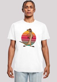 Hvit bomull t-skjorte med en tegneseriefigur foran et flerfarget solnedgangsdesign. Korte ermer og rund hals.