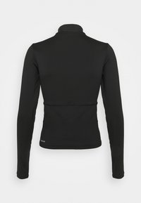 Czarna, dopasowana kurtka z długim rękawem i wysokim kołnierzem, widziana z tylu, z szwem na wysokości środka pleców oraz małym logo blisko końca.