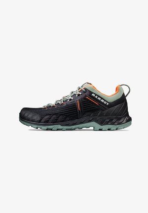 Schwarzer Sportschuh mit strukturiertem Mesh-Obermaterial, grüner Sohle und orangen Akzenten. Verfügt über reflektierende Details und eine verstärkte Ferse zur Unterstützung.