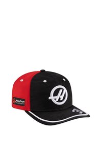 Czarna i czerwona czapka z białym haftowanym logo, z płaskim daszkiem, regulowanym paskiem i teksturowaną powierzchnią.