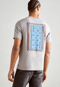 Scotch & Soda REGULAR FIT FRONT BACK ARTWORK - Triko s potiskem - asphalt