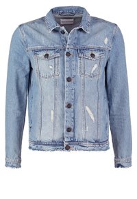 Ljusblå slitna denimjacka med knäppning, två knäppta bröstfickor, fransad nederkant och långa ärmar.