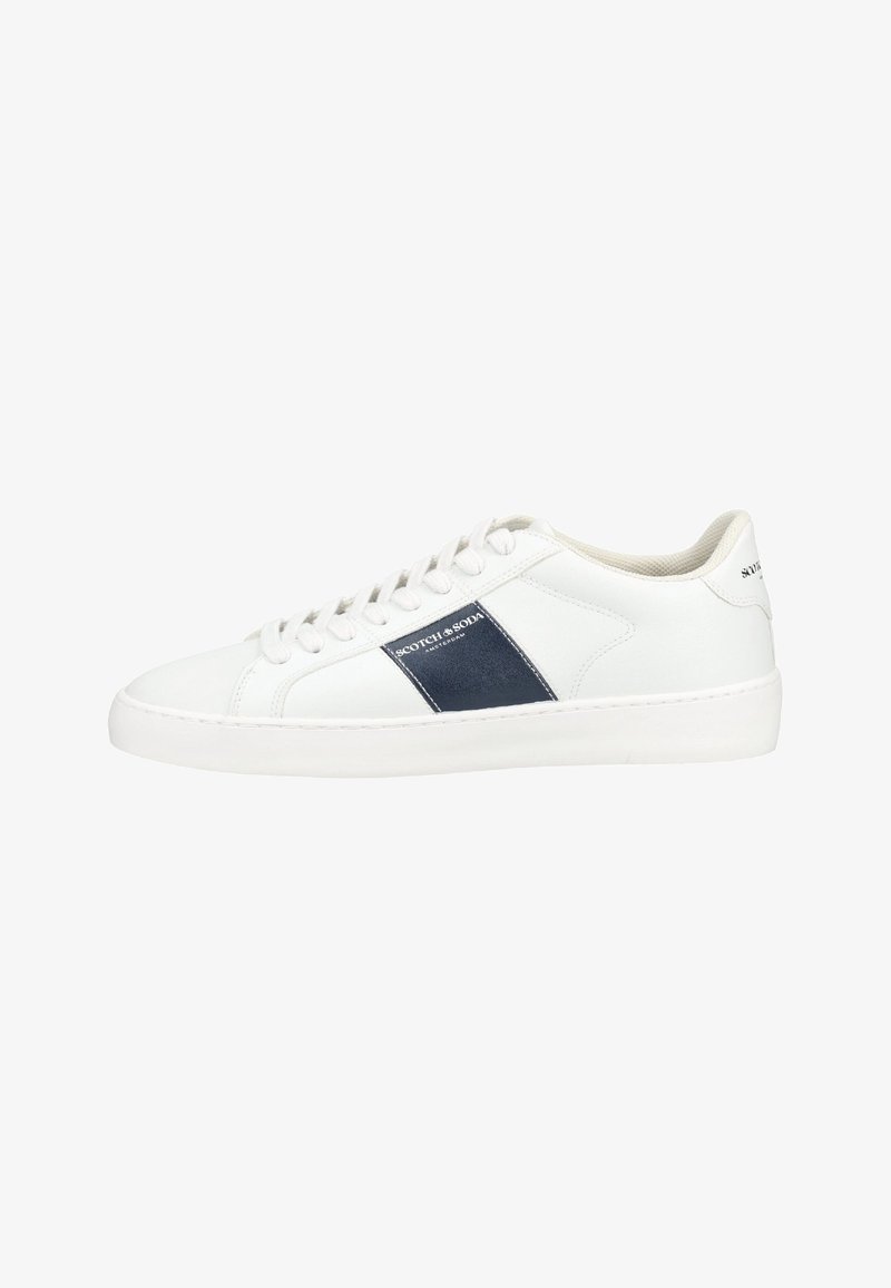 Baskets basses blanches avec des lacets blancs, une bande latérale bleu marine estampillée "Scotch & Soda" et une semelle en caoutchouc blanche.