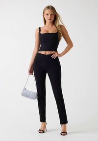 Guess SLIM FIT WAIST - Pantaloni - schwarz