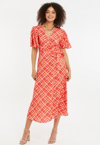 Rot-rosafarbenes kariertes Wickelkleid mit kurzen Puffärmeln und einem Bindeband in der Taille, das eine fließende Midi-Länge und leichtes Material aufweist.
