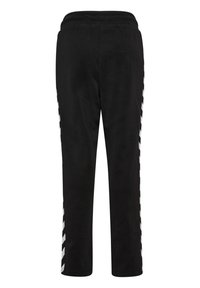 Czarne spodnie dresowe z elastycznym pasem i białymi paskami w kształcie litery V biegnącymi wzdłuż zewnętrznych stron obu nóg.