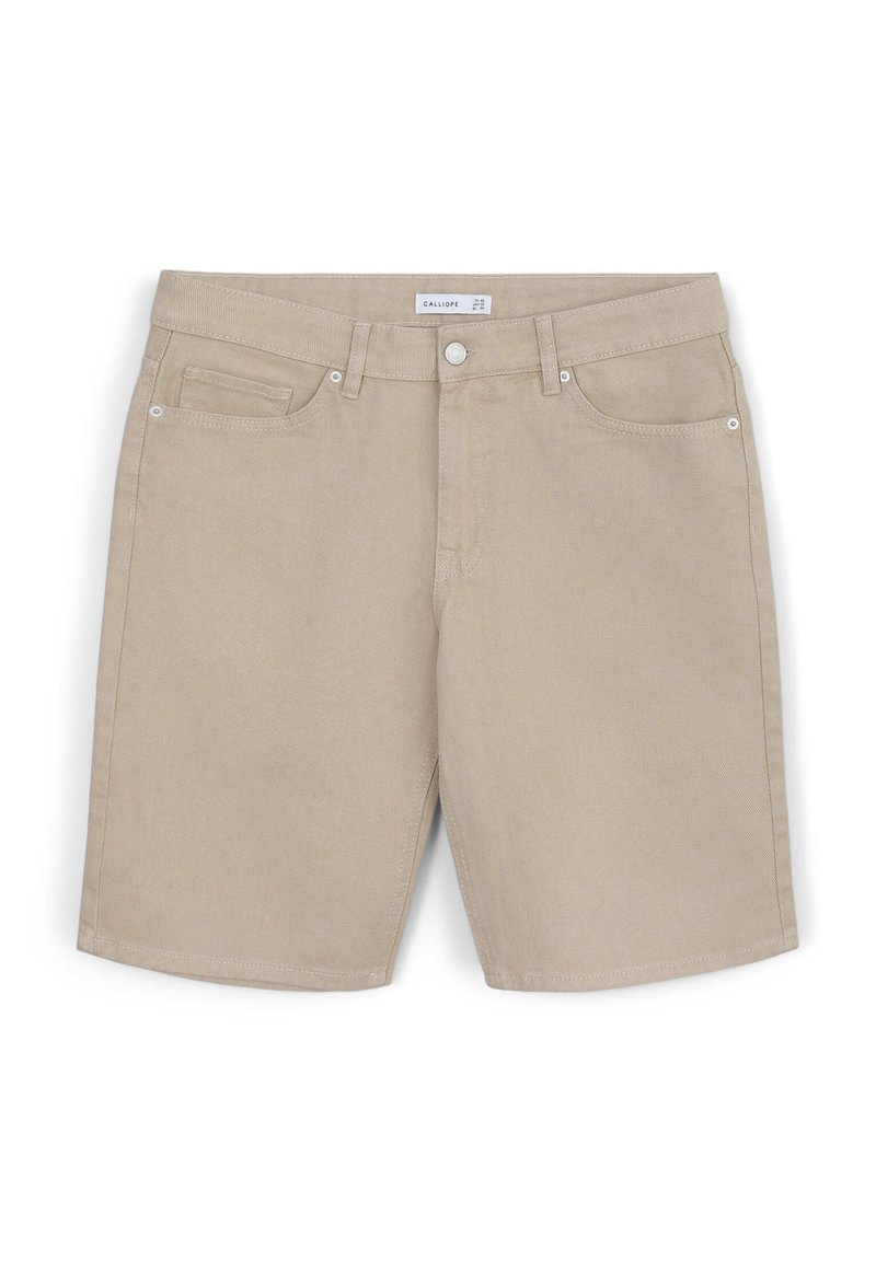 Pantaloni shorts in denim beige con frontale piatto, cinque tasche, rivetti argentati e etichetta con la scritta "CALLIOPE." Texture liscia, design fino al ginocchio.