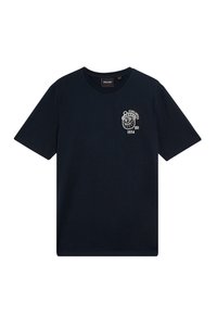 Mørkeblå bomulds t-shirt med korte ærmer, rund hals, og et hvidt løvegrafiktryk med "Highlander 1874" på venstre bryst.