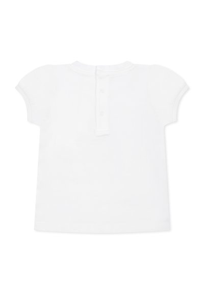 T-shirt bianco in cotone con maniche corte, scollatura rotonda e una patta posteriore con tre piccoli bottoni. Texture liscia, design semplice.