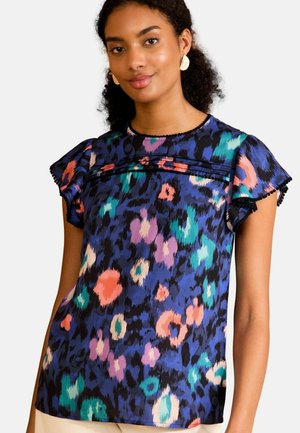 Top a maniche corte di colore blu navy con vivace stampa leopardata multicolore. Presenta maniche arricciate e pieghe decorative sul petto.