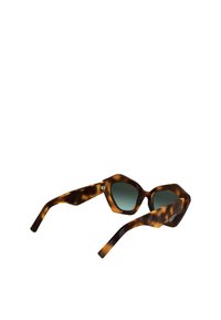 Sześciokątne okulary przeciwsłoneczne w wzór żółwia, o brązowych i bursztynowych odcieniach, z zielonymi soczewkami i eleganckimi ciemnymi zausznikami. Zawierają detale z logo.