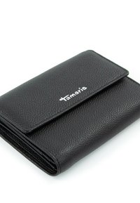 Černá texturovaná kožená peněženka s klopou a stříbrným logem "Tamaris" na přední straně, složená a umístěná na bílém povrchu.