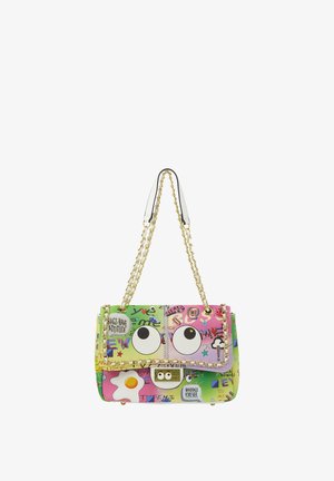Sac à main coloré avec de grands yeux de dessin animé, des anses en chaîne dorée et des dessins ludiques incluant le texte « Bags Have Attitude » et « Handbags Forever ».