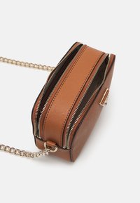 Bolso de cuero vegano de textura marrón con dos compartimentos con cremallera y correa de cadena dorada. Presenta bordes suaves y un diseño elegante.