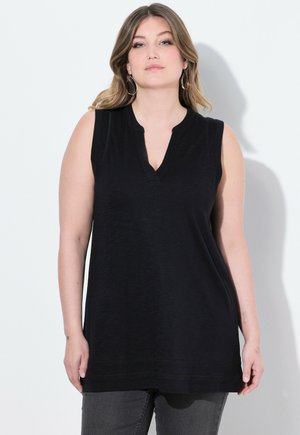 Tunic nera senza maniche con scollatura a V e spacchi laterali, caratterizzata da una texture liscia e una vestibilità ampia che si adagia sui fianchi.